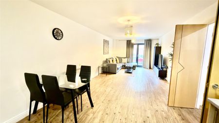 2 bedroom Flat To Let - Photo 2