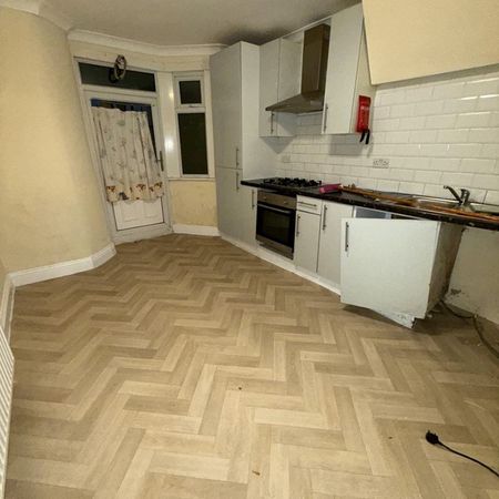 2 Bed Flat, Colchester Avenue, E12 - Photo 3
