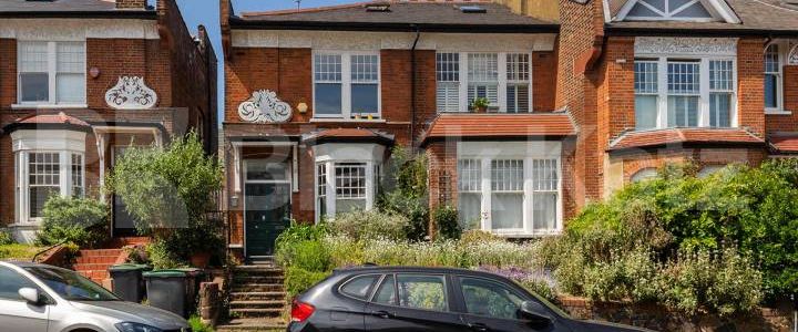 Located on the top floor of a period conversion close to Muswell broadway - Photo 1
