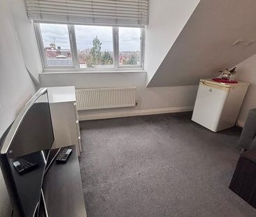 Room in a Shared Flat, Monkville Mansions, NW11 - Photo 5