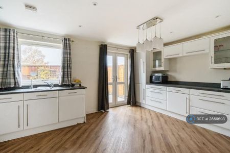 4 bedroom terraced house to rent - Photo 4