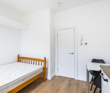 Warwick Road, Earls Court, London, SW5 - Photo 1