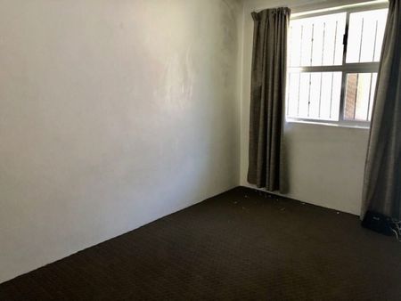 Spacious Unit - Cats Welcome!! - Photo 2