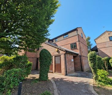 Well presented unfurnished ground floor studio apartment in an exce... - Photo 4