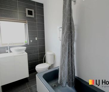 BRIGHT & AIRY TOP FLOOR ONE-BEDROOM APARTMENT! - Photo 3