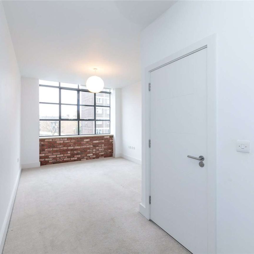 Spacious three bedroom apartment with large windows in the ex Burberry factory conversion. - Photo 1