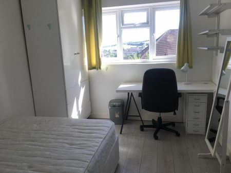 1 bedroom in a house share to rent - Photo 2