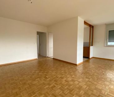 Grossräumige, helle Wohnung mit Balkon und herrlicher Aussicht - Photo 1