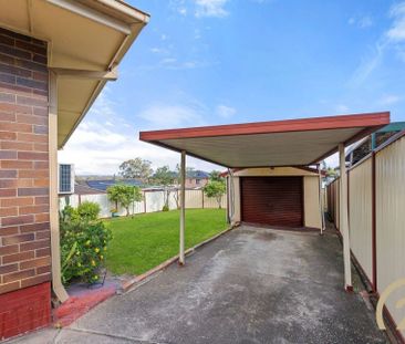 Spacious Home with Pool Moments from Liverpool CBD&excl; - Photo 5