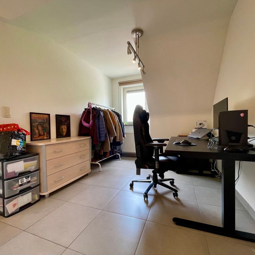 Zeer knap, ruim appartement met 2 slpks en garage - Photo 1