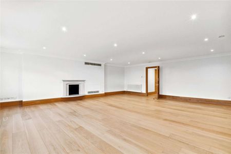 Luxurious and spacious two bed penthouse featuring elegant wooden flooring throughout, complemented by the convenience of direct lift access for seamless entry. Offered unfurnished - Photo 5