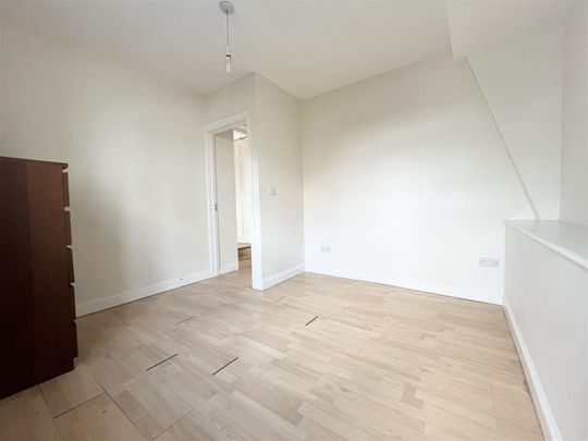 2 Bedroom Flat - Above Shop To Let - Photo 1