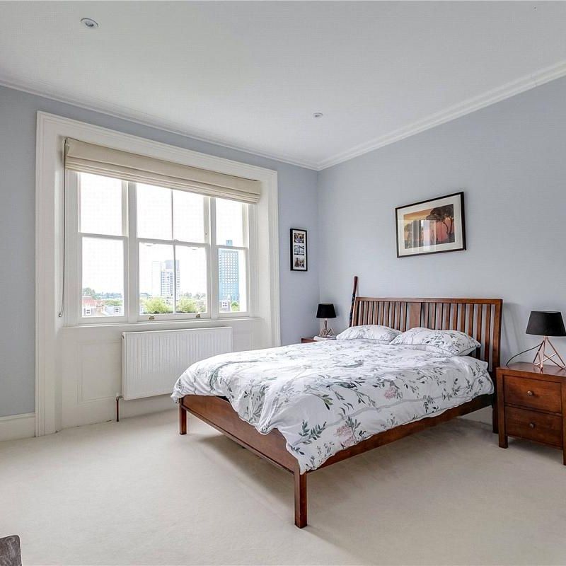 2 bedroom flat in London - Photo 1