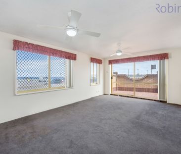 Beachfront Ground Floor Apartment with Courtyard - Photo 5