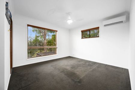 Beautiful 5-bedroom family home with a pool, in a perfect location, Helensvale!! - Photo 2