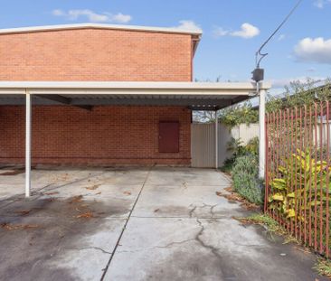 Fully renovated unit with private courtyard! - Photo 3