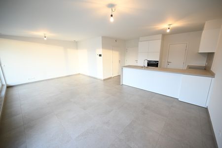 RUIM & SUBLIEM appartement met AUTOSTAANPLAATS nabij centrum Sint-Kruis - Photo 4