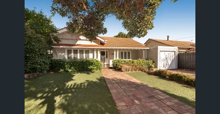 RENOVATED ELEGANCE - Photo 2