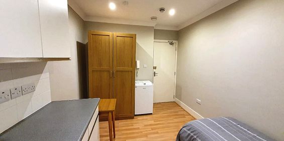 A semi-studio located on Cheniston Gardens, Kensington, London W8 - Photo 3