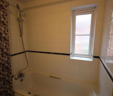 2 bedroom end of terrace house to rent - Photo 2