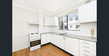Bright & Spacious Two-Bedroom Apartment with Lock-Up Garage - Photo 2