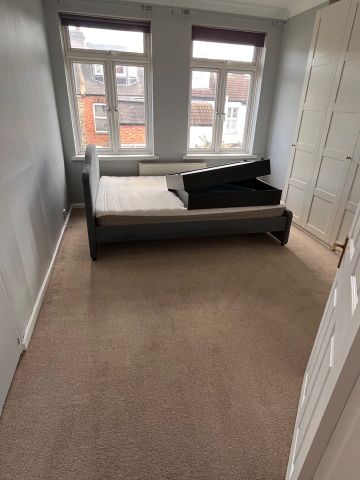 3 Bed Flat, Meade Close, W4 - Photo 3