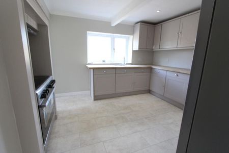4 bedroom end of terrace house to rent - Photo 5