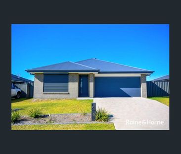 Near new family home - Photo 4