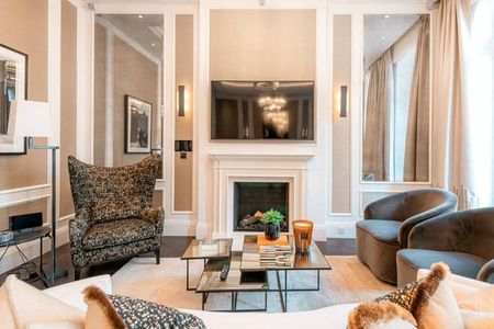 An exquisite two-bedroom apartment located in the heart of the Royal Borough of Kensington & Chelsea, a stones throw from Kensington Palace. EPC rating: C | Council Tax Band G - Photo 3