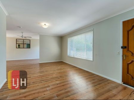 AIR CONDITIONED THREE BEDROOM HOME IN GREAT LOCATION! - Photo 4