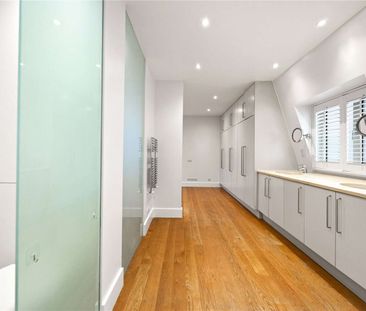 A generously proportioned mews house providing versatile living space. - Photo 1