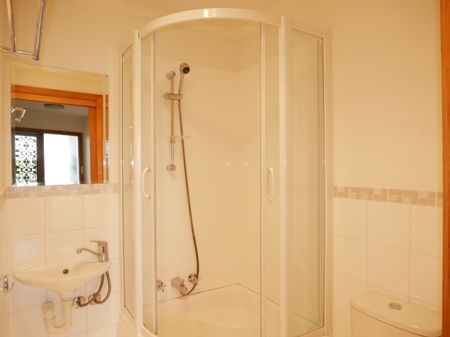 Charming Family Home - Photo 3