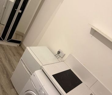 Studio Flat, Streatham High Road, SW16 - Photo 3