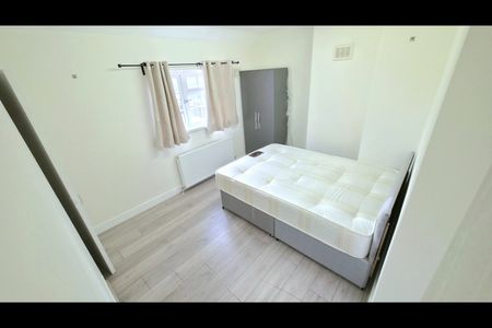 4 Bed Semi-Detached House, Christchurch Avenue, HA0 - Photo 4