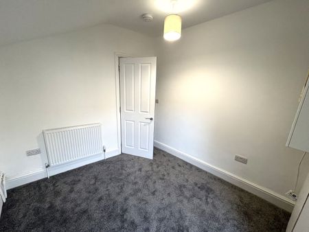 A Newly modernised Three-Bedroom Terraced home - Photo 3