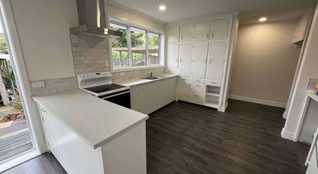 Spacious family home with a pool & large backyard - Photo 3