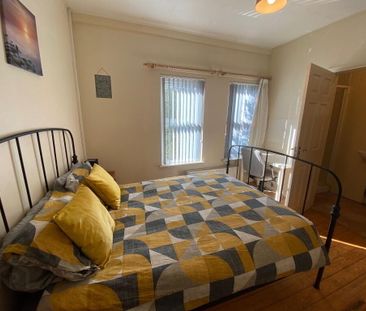 Donegall Road, En-Suite Room 4, All Bills Included, Belfast, BT12 5NB - Photo 3