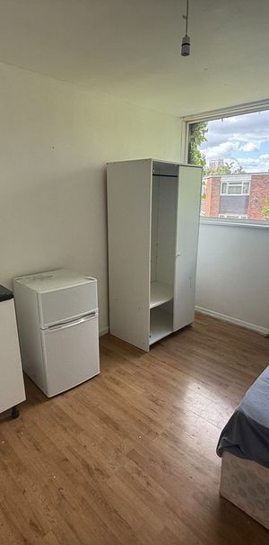 Studio Flat, Gervasa Close, HA9 - Photo 1