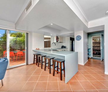 Furnished 3 Bedroom Home - Stunning Ocean Views ! - Photo 4