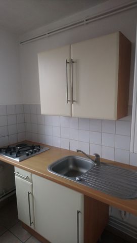 Appartement T3 de 57 m² en bon état général avec un balcon et un cellier. - Photo 5