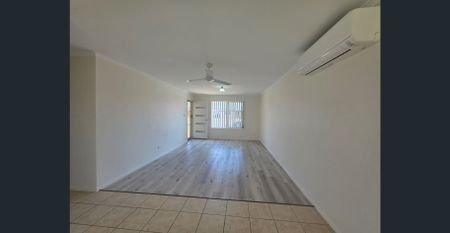 Lowset brick home with side access - Photo 2