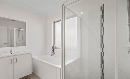 Modern Four Bedroom Family Home with Additional Lounge Area - Photo 2