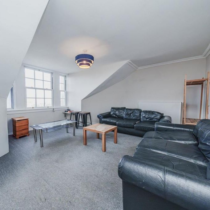 4 bedroom flat to rent - Photo 1
