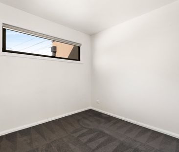 2/43 Albion Street, Essendon VIC 3040 - Photo 3