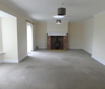 3 bedroom detached bungalow to rent - Photo 1