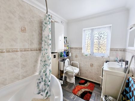 2 bedroom flat to rent - Photo 4