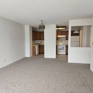 Large Bright Two Bedroom, - Photo 2