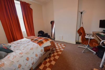 2 bedroom House in Parkfield Row, Leeds - Photo 3