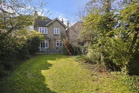 4 bedroom semi-detached house to rent - Photo 4