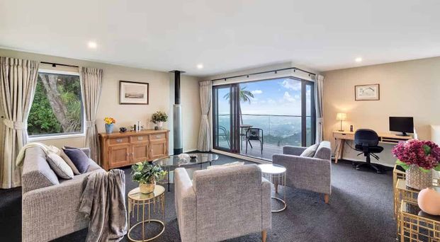 Stunning Fully Furnished Waiatarua Home with Panoramic Views - Photo 1